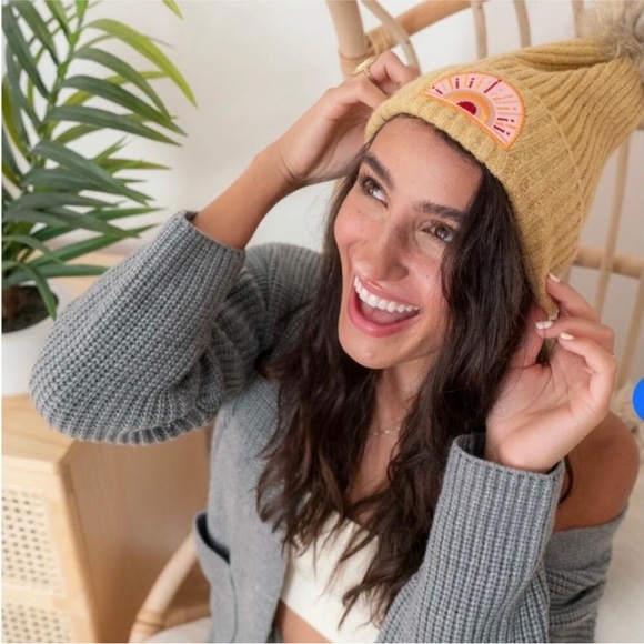 NWT Virginia Wolf - The Sunray Beanie With Removable Button Down Pom Top NIP - Picture 14 of 15